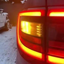 Bursztynowy kierunkowskaz w tylnej lampie