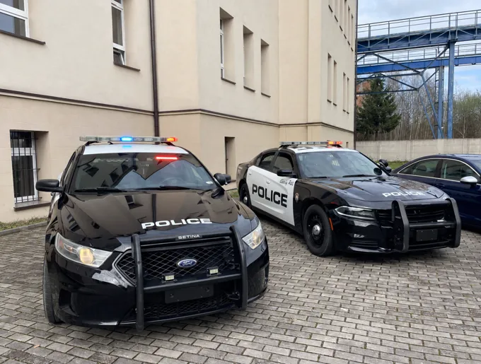 Dodge Charger i Ford Police Interceptor